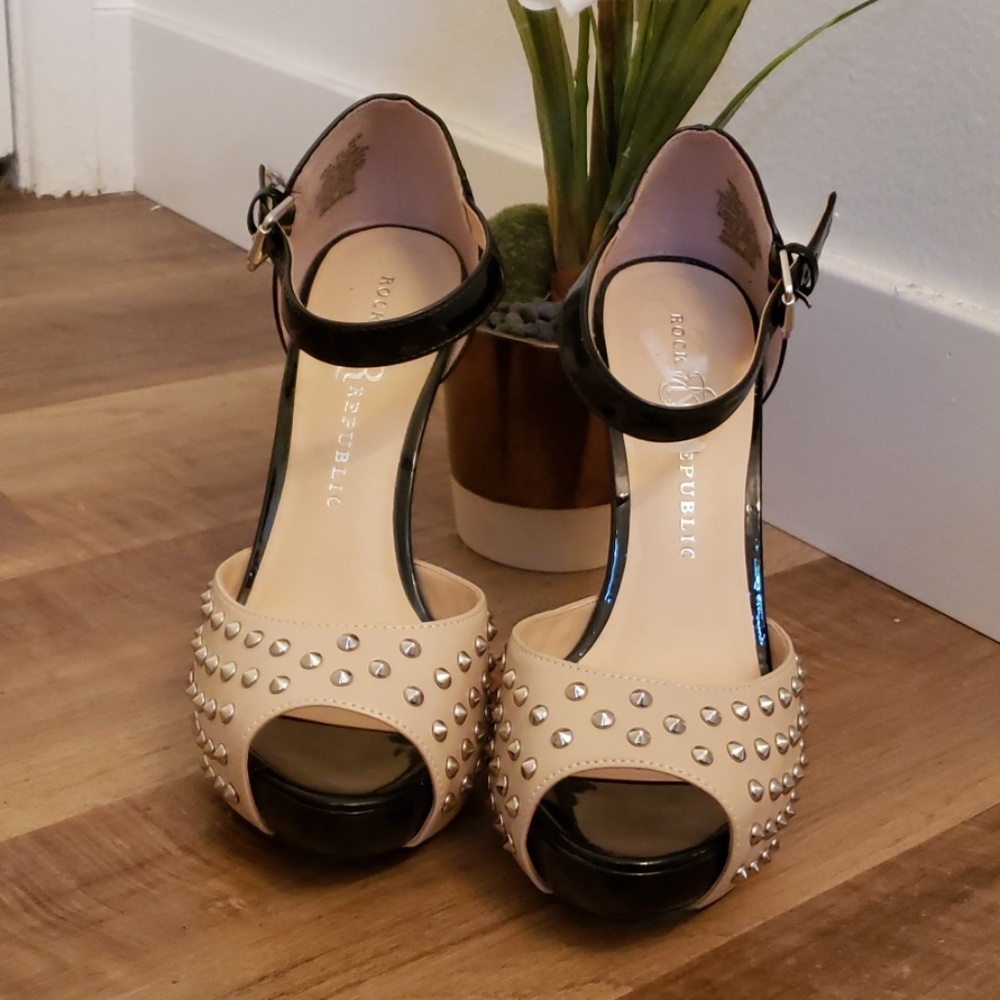 Rock & Republic Studded Peep Toe Platform Heels Nude Black Ankle Strap Pumps